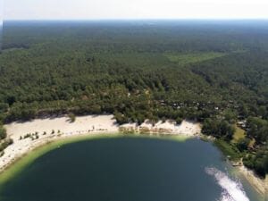 Luftbildaufnahme über Großsee Badestrand und Campingplatz