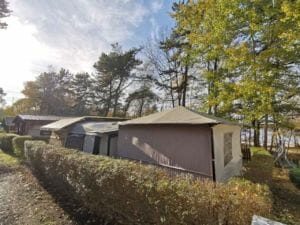 Wohnwagen-Waldcamping-Großsee-außen-Seeblick-Pavillon